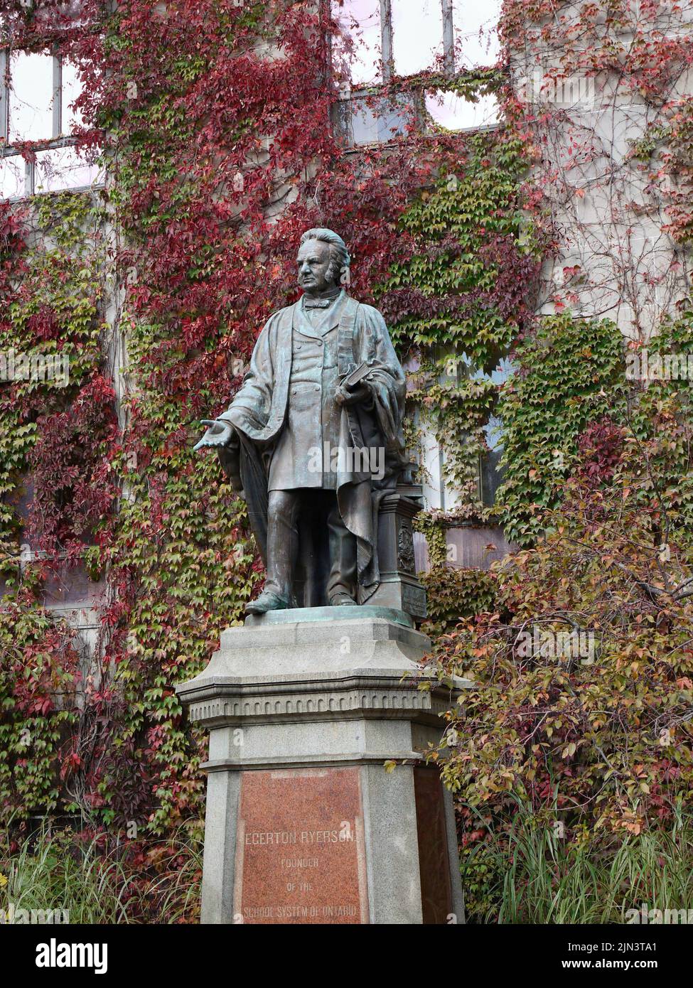 Statua di Egerton Ryerson, che un tempo si trovava al di fuori dell'ex Ryerson University di Toronto, successivamente demolita da manifestanti antirazzisti Foto Stock