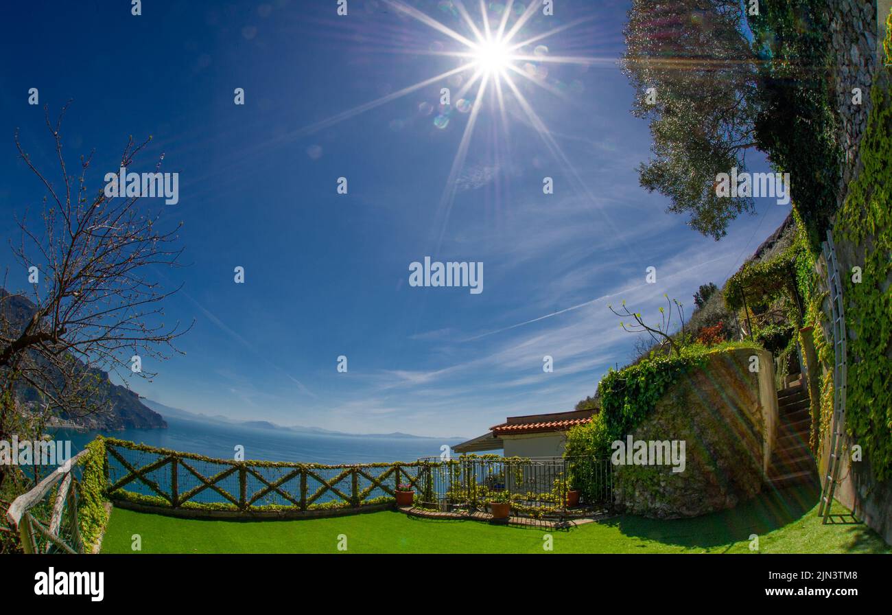 Veduta aerea di Ravello con spiaggia confortevole e mare blu sulla Costiera Amalfitana in Campania. La costiera amalfitana è una meta di viaggi e vacanze molto apprezzata Foto Stock