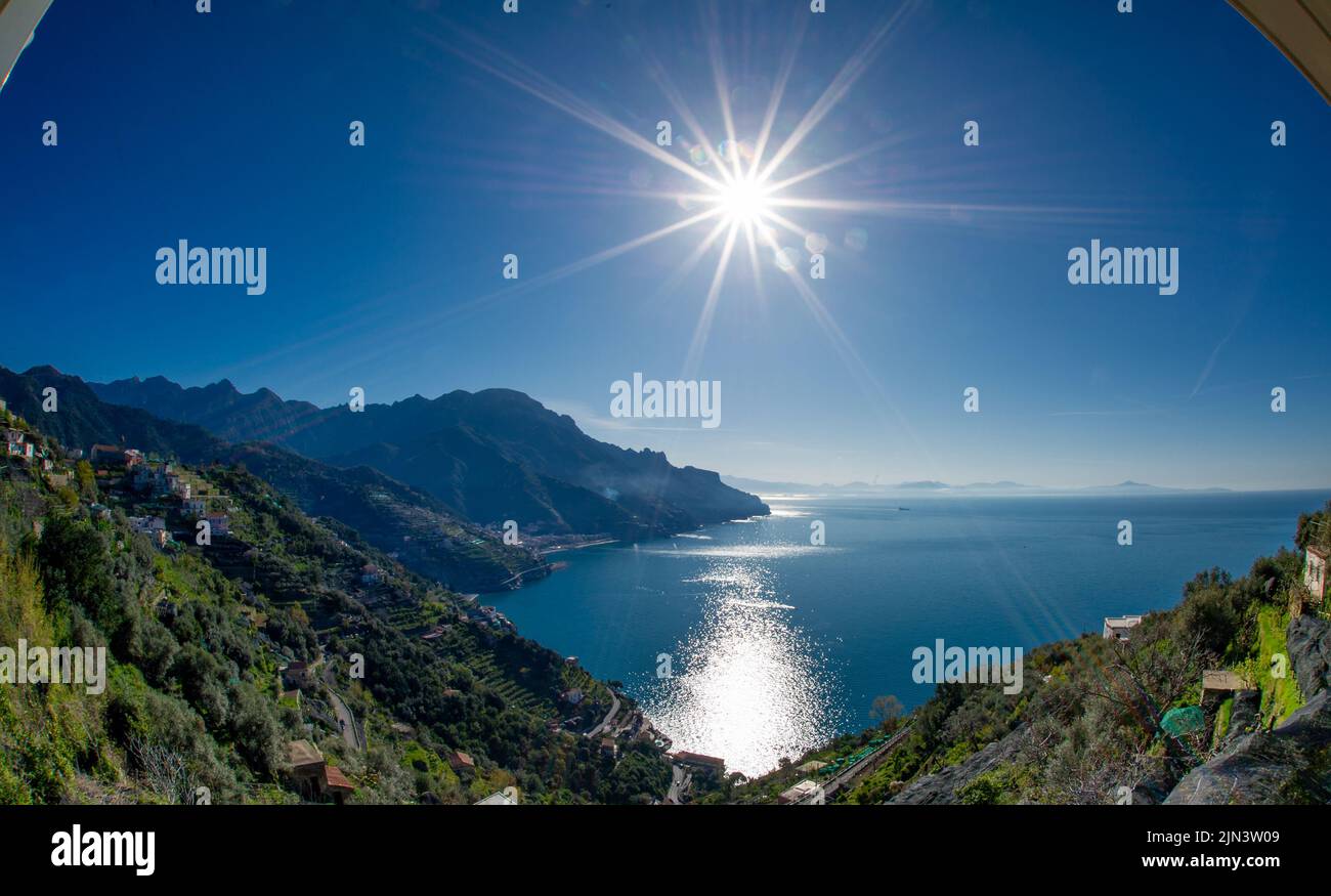 Veduta aerea di Ravello con spiaggia confortevole e mare blu sulla Costiera Amalfitana in Campania. La costiera amalfitana è una meta di viaggi e vacanze molto apprezzata Foto Stock