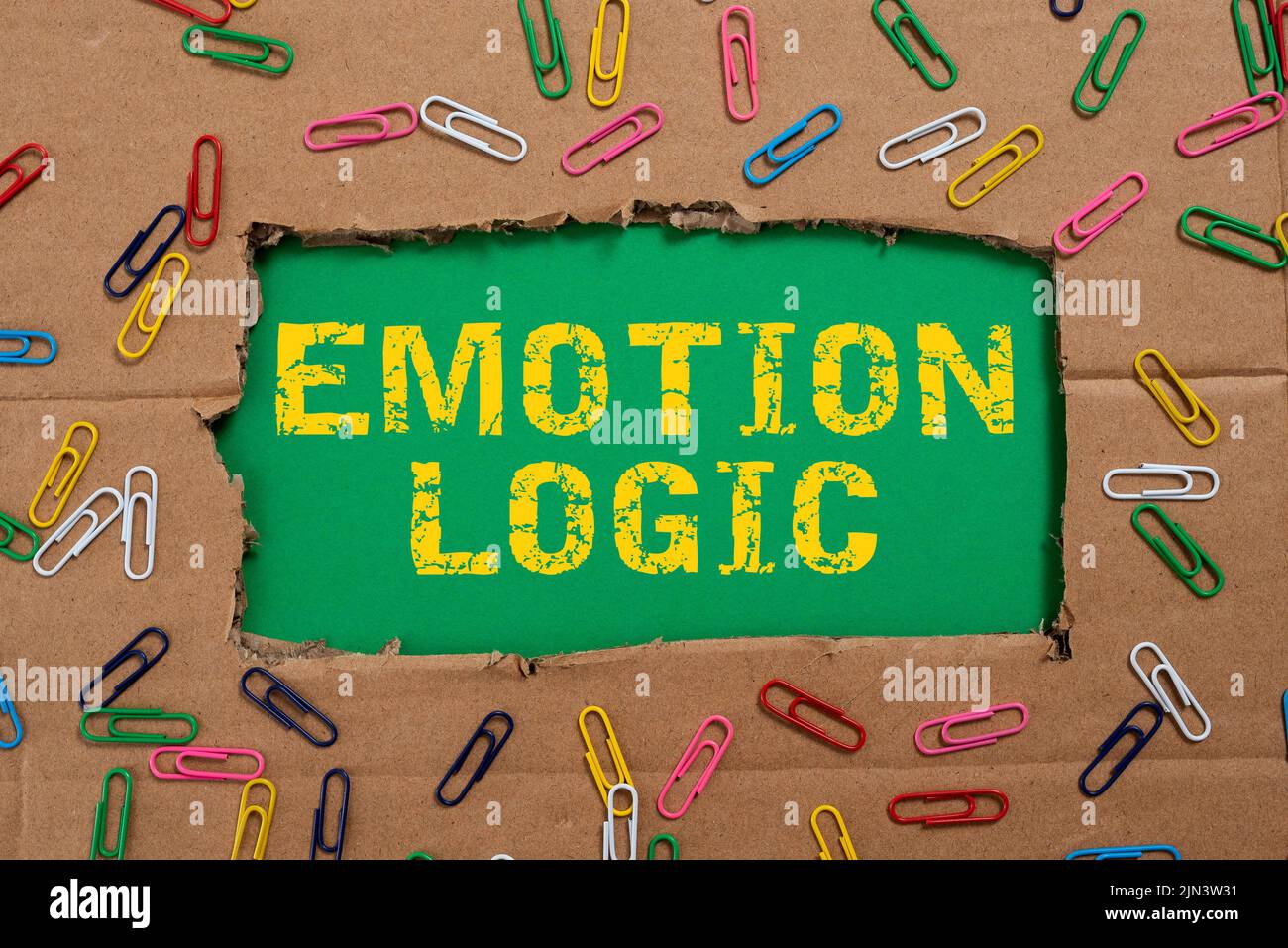 Scrittura mano segno Emotion Logic. Internet concetto cuore o anima del cervello o confusione di intelligenza equilibrio uguale idee importanti scritte sotto strappato Foto Stock