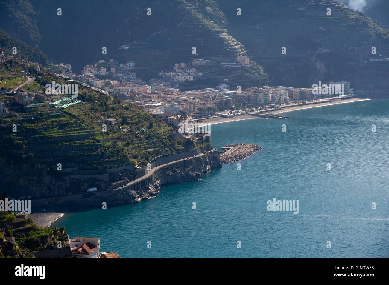 Veduta aerea di Ravello con spiaggia confortevole e mare blu sulla Costiera Amalfitana in Campania. La costiera amalfitana è una meta di viaggi e vacanze molto apprezzata Foto Stock