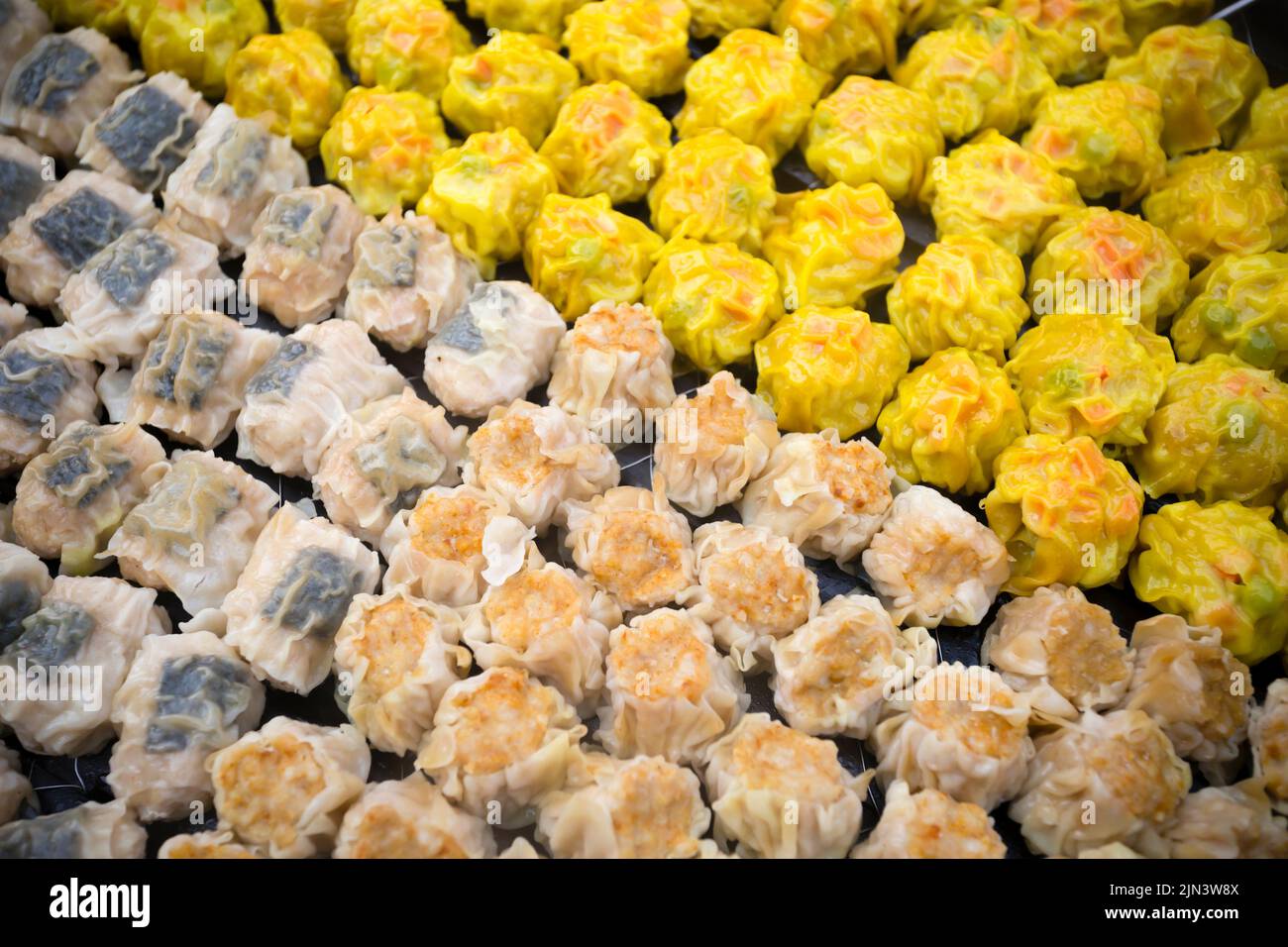 Shumai è un tipo di gnocchi cinesi tradizionali. Nella cucina cantonese, viene solitamente servito come uno spuntino dim sum Foto Stock