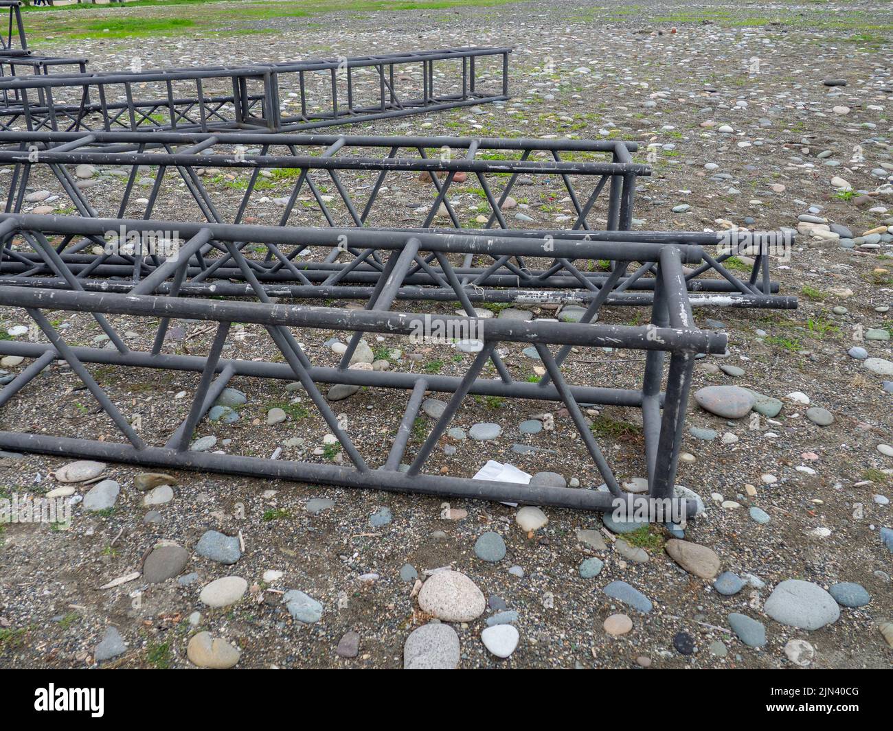 Telaio smontato di un palco stradale. Disassemblata struttura in ferro Stage designer per concerti. Costruzioni metalliche. Rottami metallici. Un mazzo di ferro. Inst Foto Stock