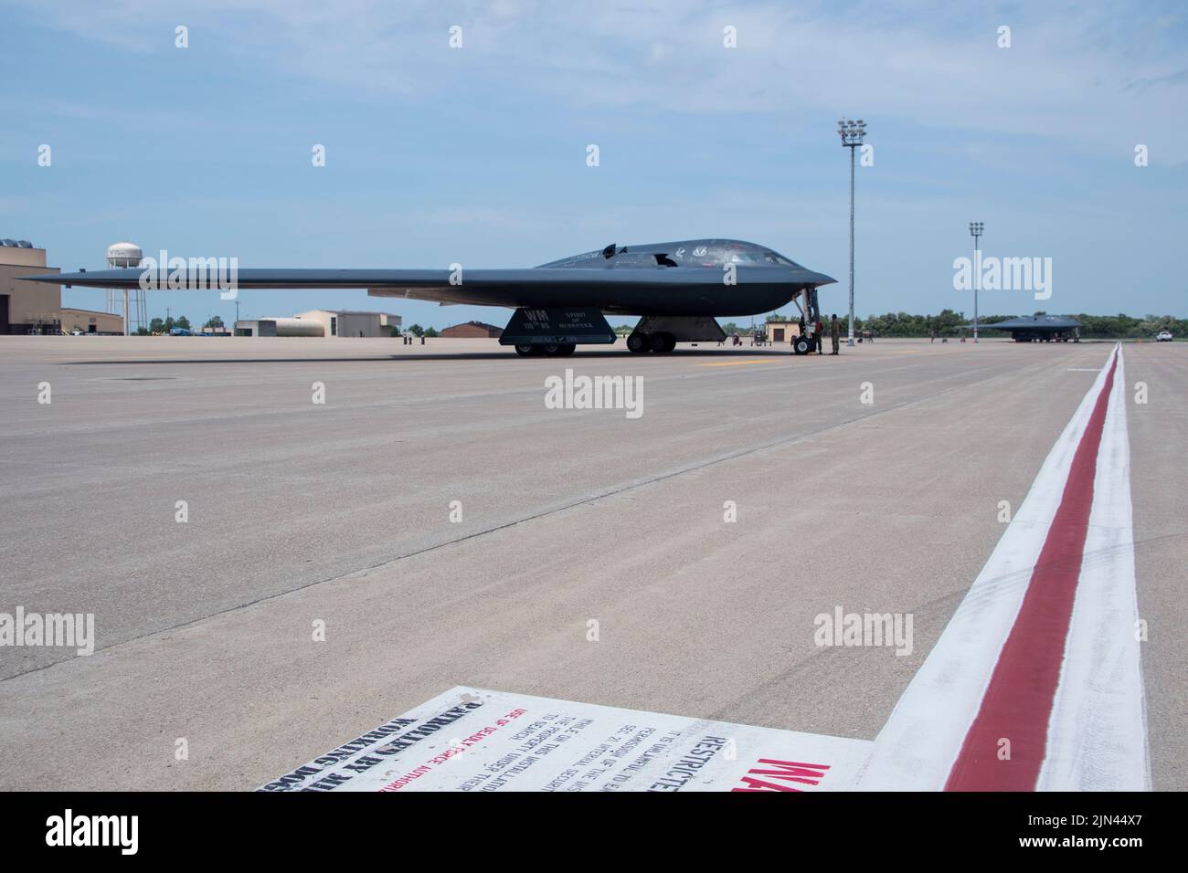 Il Gen. Daniel R. Hokanson, 29th Capo del National Guard Bureau, si prepara a prendere il volo in un bombardiere B-2 Spirit alla base dell'aeronautica militare Whiteman, Missouri, 6 agosto 2022. Hokanson ha visitato Whiteman per vedere come le ali della bomba 131st e 509th si combinano per realizzare la missione B-2 da terra all'aria. (STATI UNITI Air National Guard foto di Airman 1st Classe Kelly C. Ferguson) Foto Stock