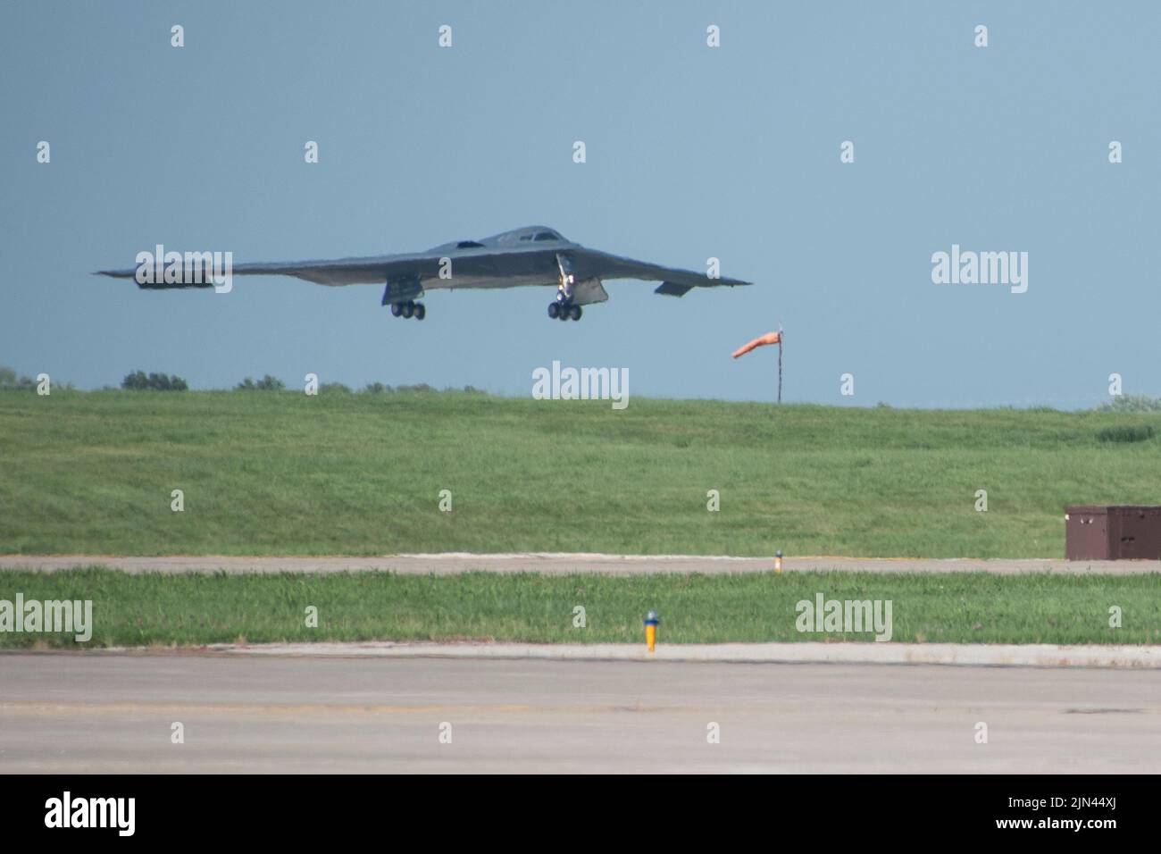 Il generale Daniel R. Hokanson, 29th Capo del National Guard Bureau, ritorna a Whiteman dopo un volo in un bombardiere B-2 Spirit alla Whiteman Air Force base, Missouri, 6 agosto 2022. Hokanson ha visitato Whiteman per vedere come le ali della bomba 131st e 509th si combinano per realizzare la missione B-2 da terra all'aria. (STATI UNITI Air National Guard foto di Airman 1st Classe Kelly C. Ferguson) Foto Stock