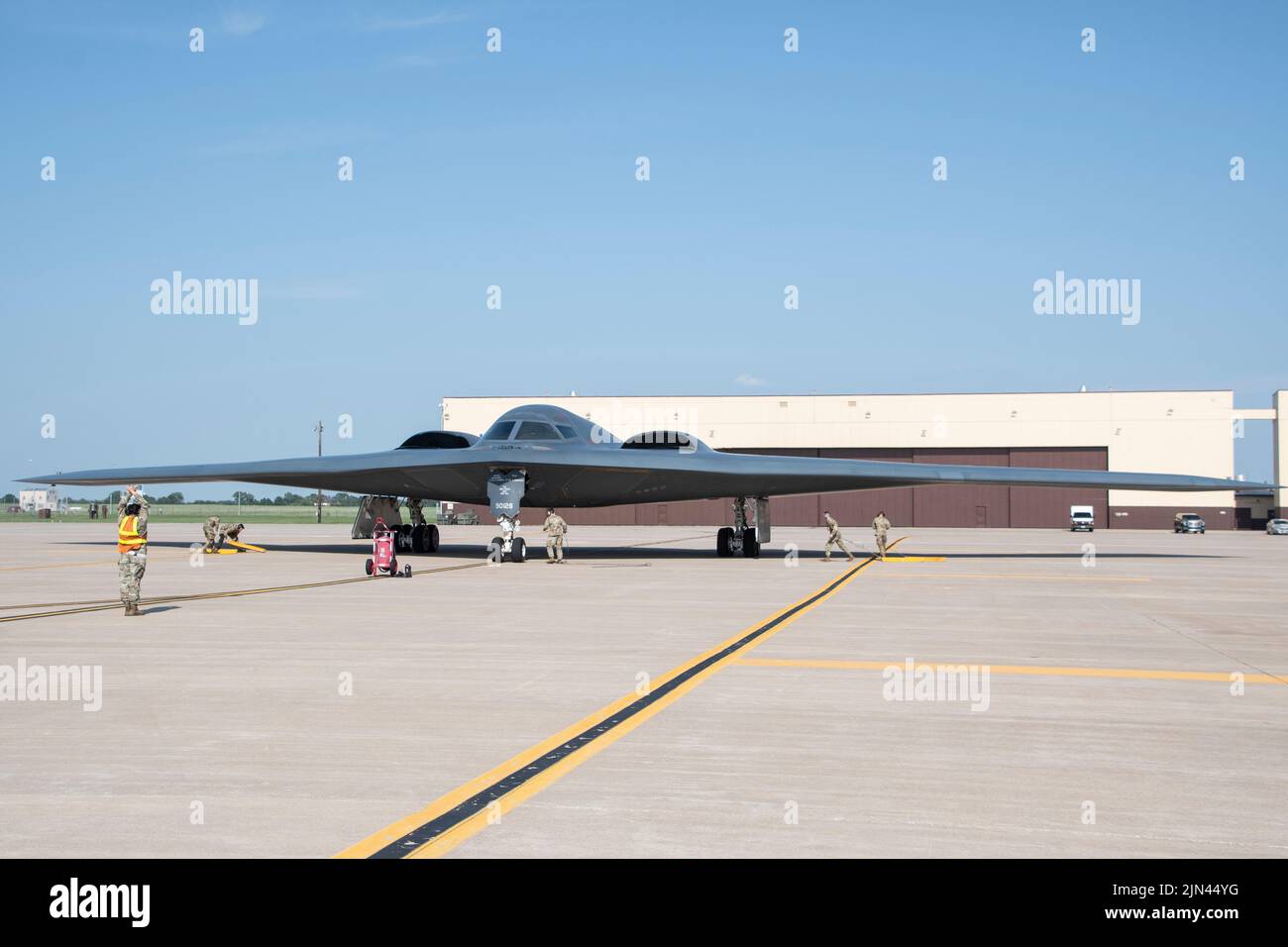 131st e 509th i manutentori dell'ala della bomba eseguono le procedure post-volo sul bombardiere B-2 Spirit pilotato dal Gen. Daniel R. Hokanson, 29th Capo del National Guard Bureau, durante la sua visita alla base dell'aeronautica di Whiteman, Missouri, 6 agosto 2022. Hokanson ha visitato Whiteman per vedere come le ali della bomba 131st e 509th si combinano per compiere la missione da terra ad aria. (STATI UNITI Air National Guard foto di Airman 1st Classe Kelly C. Ferguson) Foto Stock