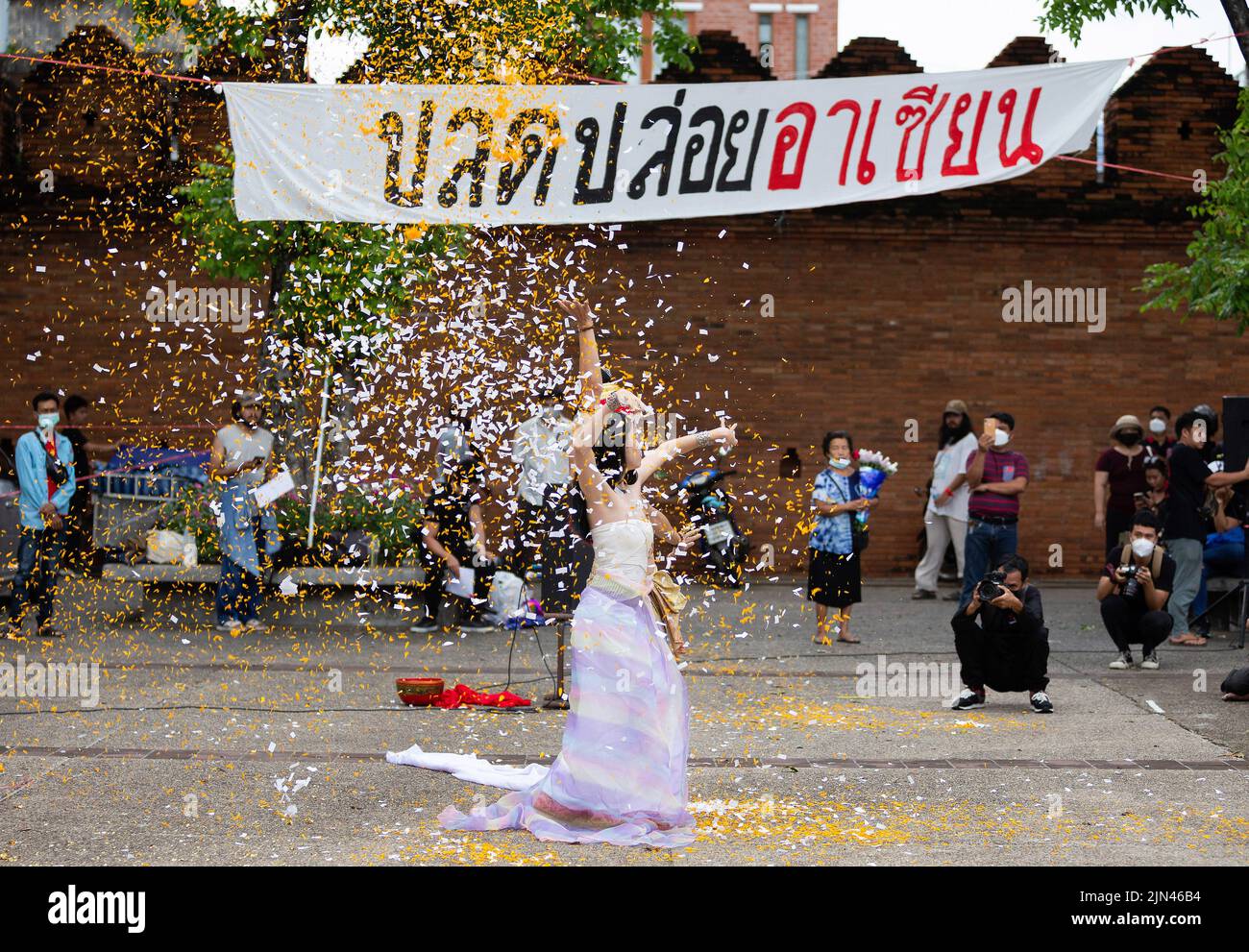 Chiang mai, Thailandia, 08/08/2022, un attivista esegue una danza tailandese durante l'anniversario della '8888 rivolta' alla porta di Tha Phae a Chiang mai. Il 8th agosto Myanmar ha commemorato il 34th anniversario della "rivolta del 8888", nota anche come rivolta del potere popolare, Che ha raggiunto il picco il 08 agosto 1988, è stata una serie di manifestazioni, marce e proteste a livello nazionale che hanno iniziato come movimento studentesco a Yangon prima di diffondersi nel resto del paese. Le manifestazioni sono state tenute contro il regime del Partito del programma socialista birmano (BSPP), uno Stato monopartitico guidato dal generale NE Win. Foto Stock