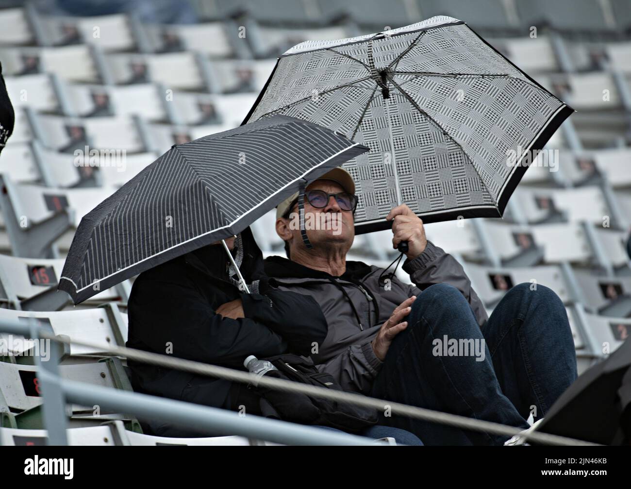 Montreal. 8th ago 2022. Gli spettatori attendono in pioggia per le partite di apertura del National Bank Open a Montreal, Canada, il 8 agosto 2022. Credit: Andrew Soong/Xinhua/Alamy Live News Foto Stock