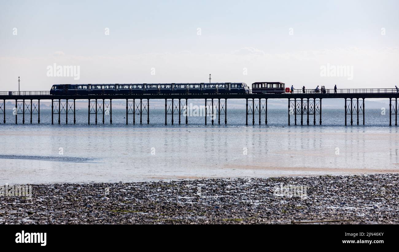 Southend Beach e Pier a bassa marea in una giornata di sole ed estate con acqua calma e cielo limpido Foto Stock