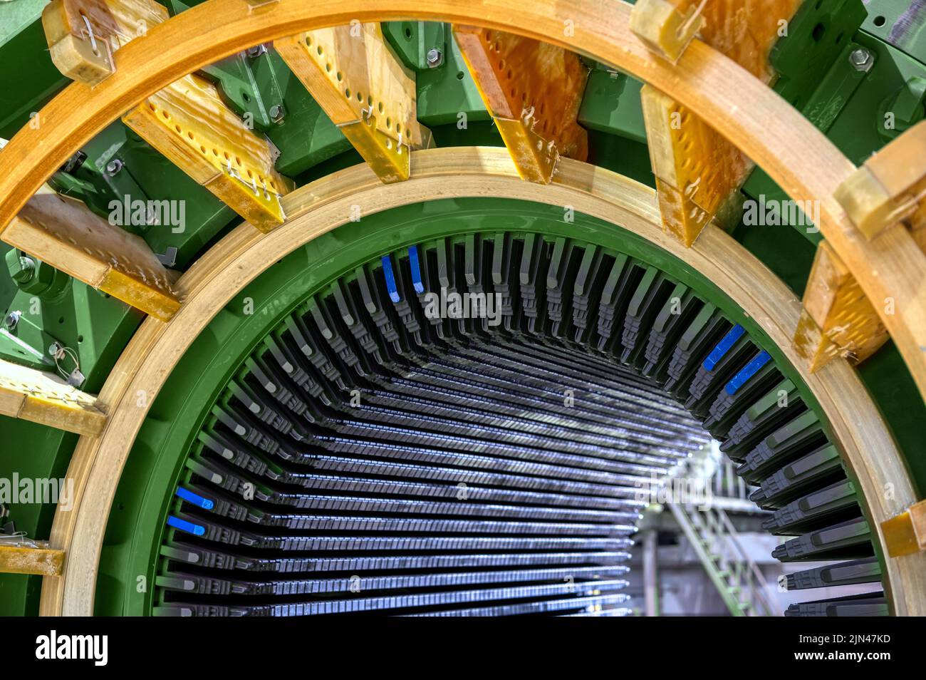 Avvolgimento dello statore del motore elettrico con barre bus in rame Foto Stock