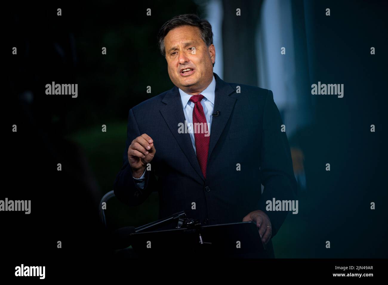 Washington, DC, Stati Uniti. 8th ago 2022. Ron Klain, capo dello staff della Casa Bianca, parla durante un'intervista televisiva sul North Lawn della Casa Bianca a Washington, DC, Stati Uniti, lunedì 8 agosto, 2022. Il Presidente DEGLI STATI UNITI Joe Biden ha ripreso il viaggio ufficiale oggi per la prima volta dal suo but con Covid-19, viaggiando in Kentucky per dimostrare il sostegno federale per la ripresa dello stato dalle inondazioni storiche e per consolare i sopravvissuti della devastazione. Credit: Al Drago/Pool via CNP/dpa/Alamy Live News Foto Stock