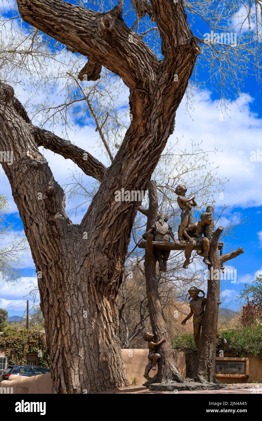 "New Heights" di Jane DeDecker alla Morning Star Gallery su Canyon Road, Santa Fe, New Mexico, USA Foto Stock