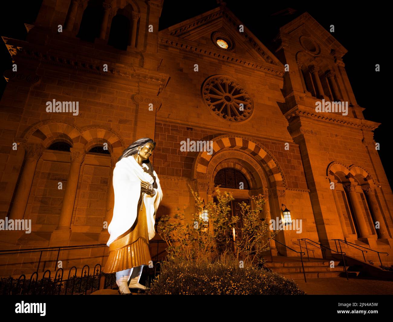 Statua di ''St.. Kateri Tekakwithoa'' di Estella Loretto alla Basilica Cattedrale di San Francesco d'Assisi di notte, Santa Fe, New Mexico, USA Foto Stock