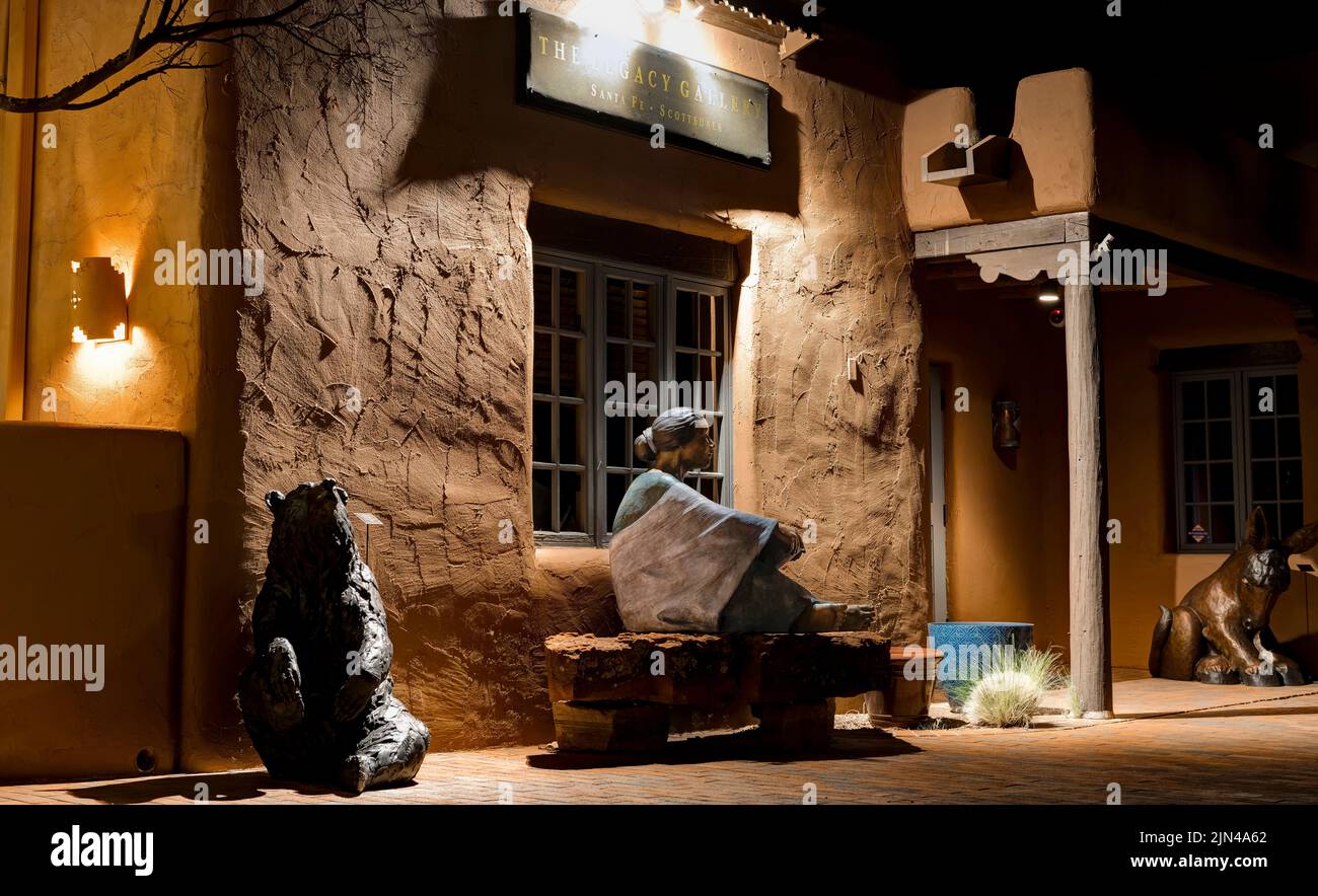 Galleria Legacy su Canyon Road di notte, Santa Fe, New Mexico, Stati Uniti Foto Stock