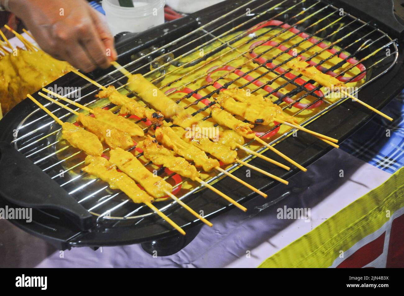 Spiedini di maiale kebab satay mercato locale strada grigliato cibo fatto a mano Foto Stock