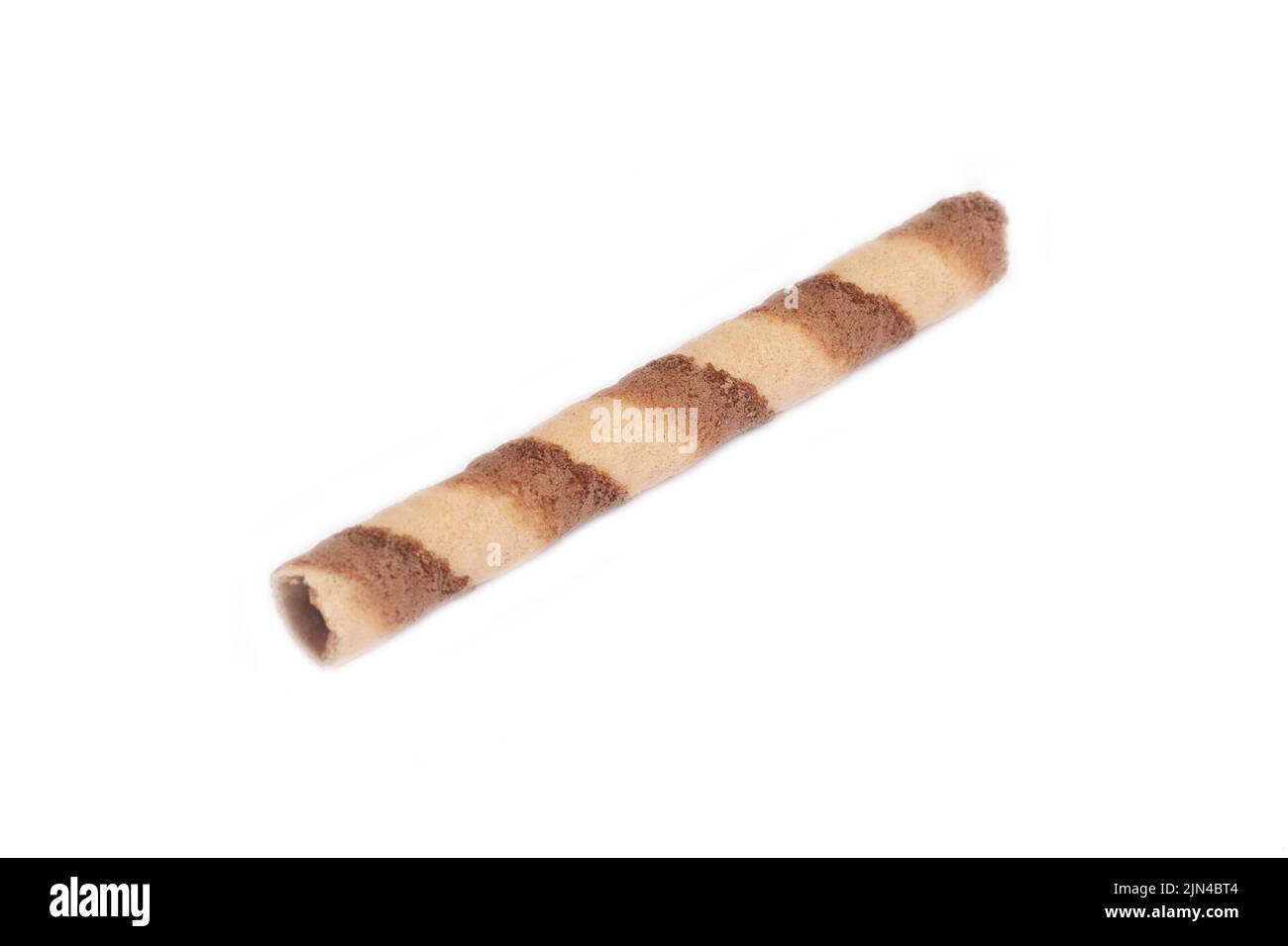 Rotolo di bastoncino di wafer di cioccolato isolato su sfondo bianco (nome turco; rulokat o rulo tatli cubuk) Foto Stock