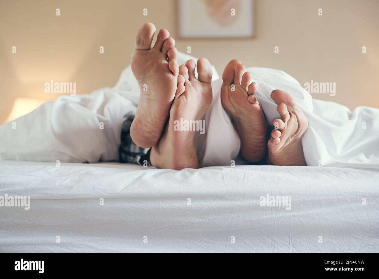 Oggi non uscivano dal letto: Una coppia irriconoscibile che si stendeva a letto insieme a casa sotto le lenzuola. Foto Stock