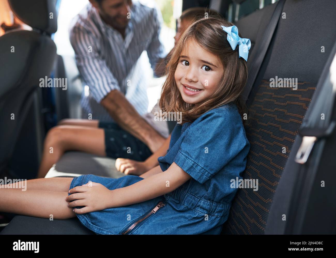 Un'ultima foto prima di partire. Ritratto corto di una giovane ragazza seduta in macchina e in attesa di andare su una strada con la sua famiglia. Foto Stock