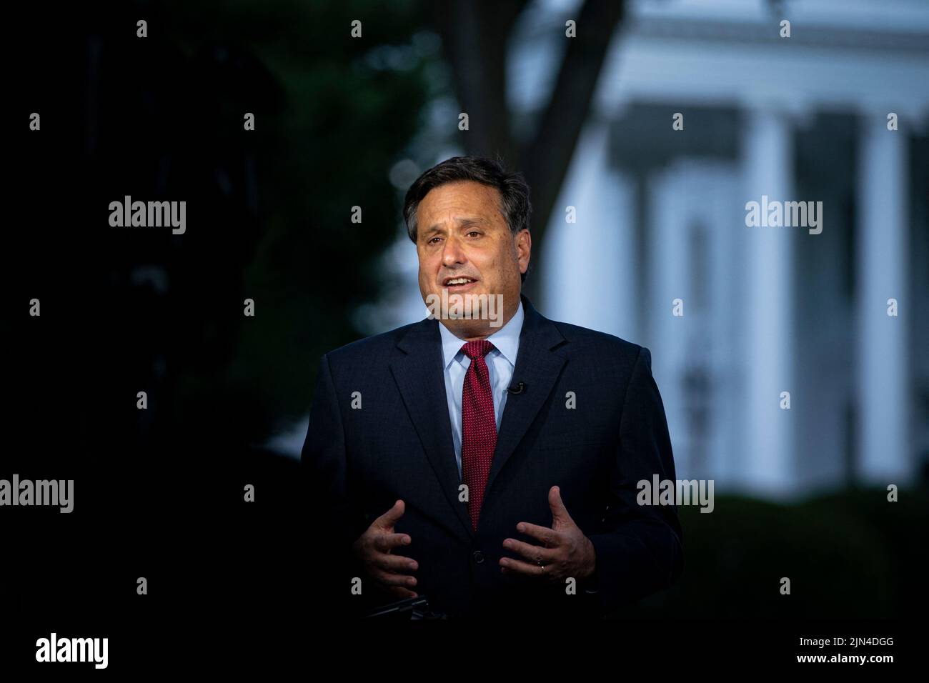 Ron Klain, capo dello staff della Casa Bianca, parla durante un'intervista televisiva sul North Lawn della Casa Bianca a Washington, DC, USA, lunedì 8 agosto, 2022. Il Presidente DEGLI STATI UNITI Joe Biden ha ripreso il viaggio ufficiale oggi per la prima volta dal suo but con Covid-19, viaggiando in Kentucky per dimostrare il sostegno federale per la ripresa dello stato dalle inondazioni storiche e per consolare i sopravvissuti della devastazione. Foto di al Drago/Pool/ABACAPRESS.COM Foto Stock