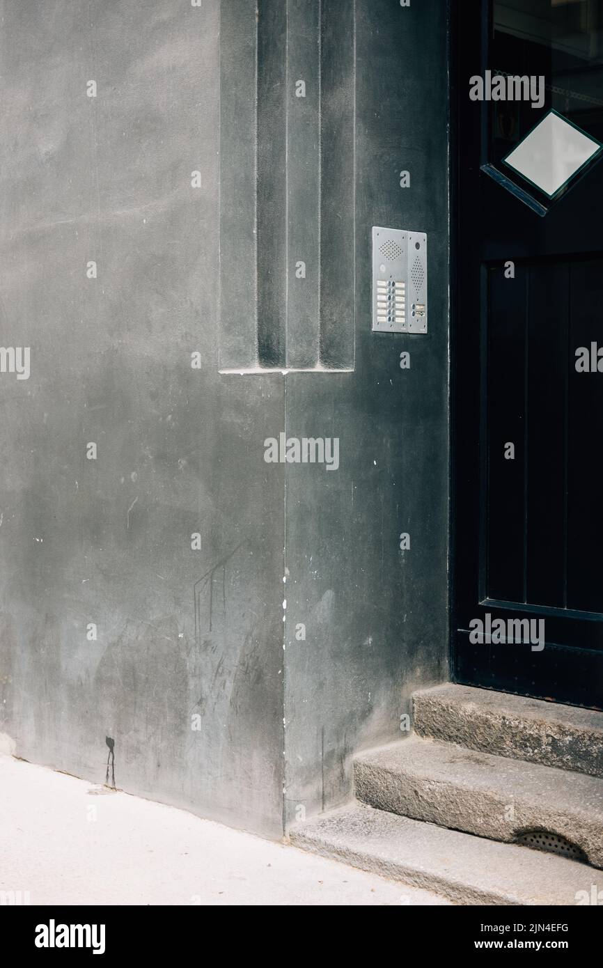Un colpo verticale di un muro di cemento liscio di una casa Foto Stock