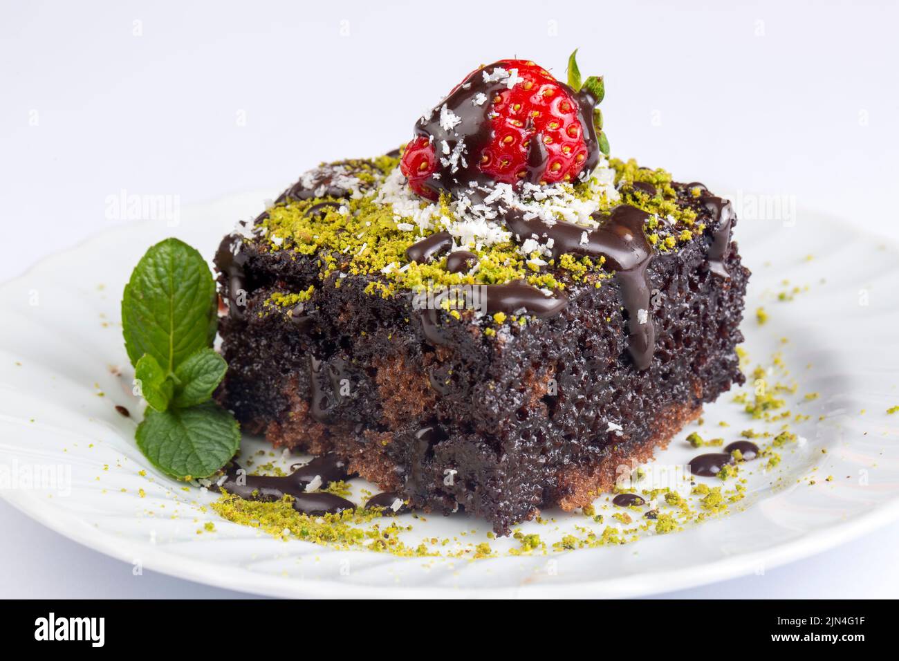 Torta umida al cioccolato. Bagnare la torta in un piatto. Prodotti da forno. (Nome turco; islak kek) Foto Stock