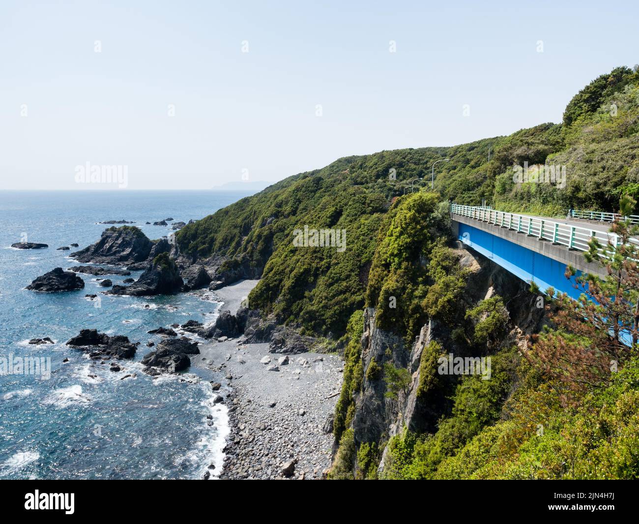 Autostrada 321 che corre lungo la costa meridionale della prefettura di Kochi - vista dal punto di osservazione di Kanaezaki Kuroshio Foto Stock