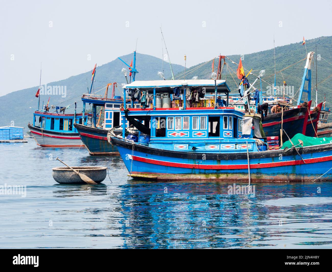 Van Ninh, Vietnam - 15 marzo 2016: Barche da pesca al largo della costa al molo ben Tau Dam Mon, punto di ingresso per l'Isola delle balene Foto Stock