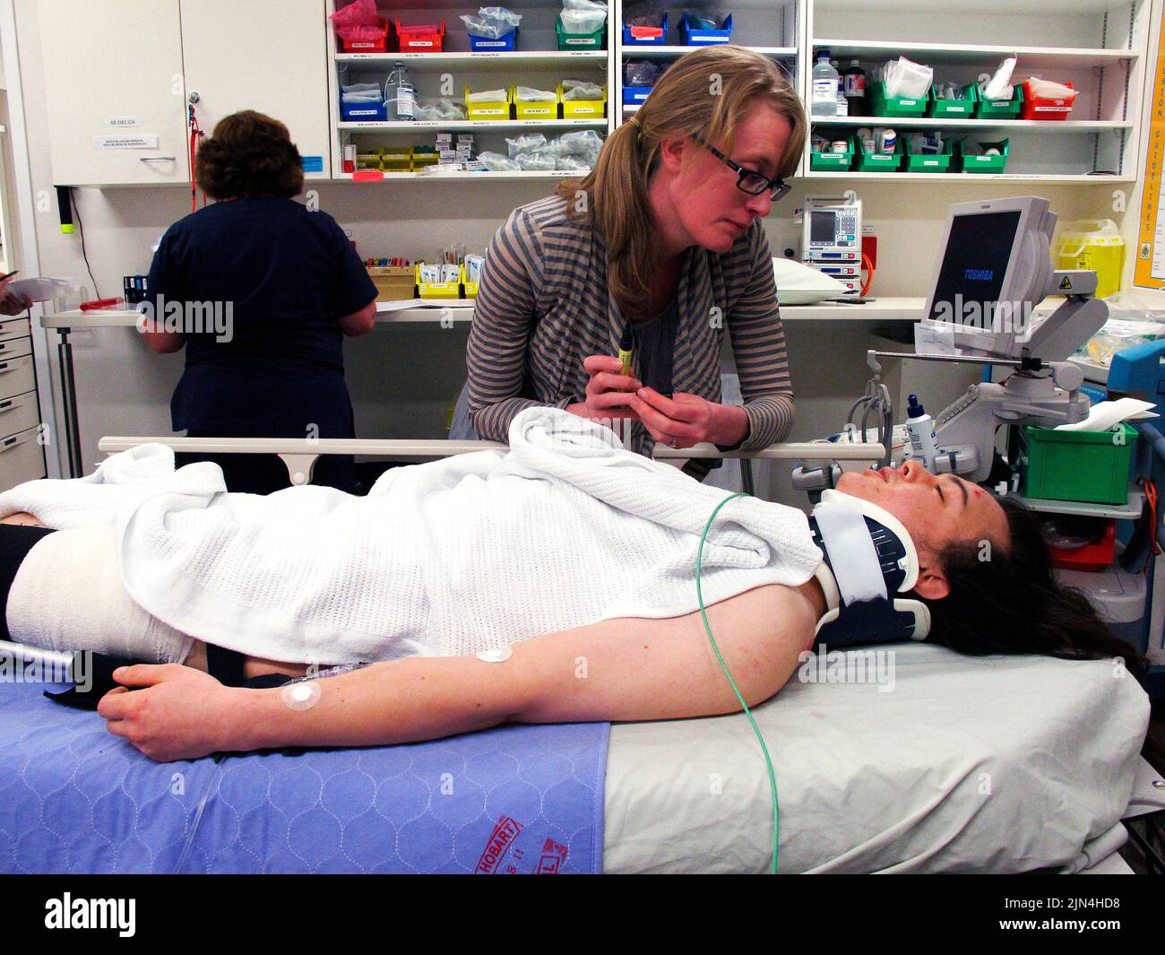 Il giovane con il femore rotto a causa di un incidente ciclistico riceve assistenza nel reparto di emergenza e di incidente del Royal Hobart Hospital (rilascio disponibile dalla vittima se necessario) Foto Stock