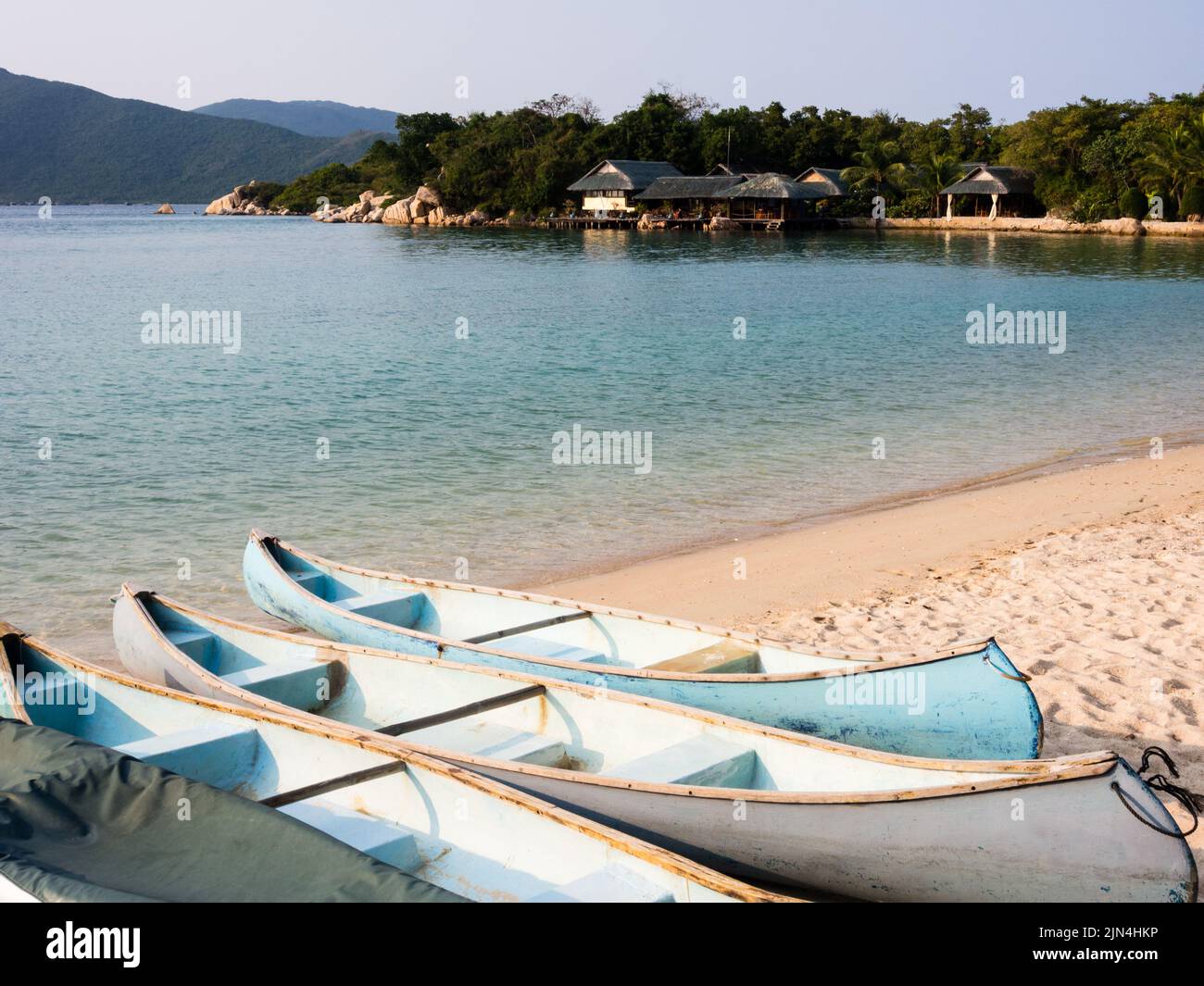 Canoe su una spiaggia di sabbia al tramonto - Whale Island, Vietnam Foto Stock