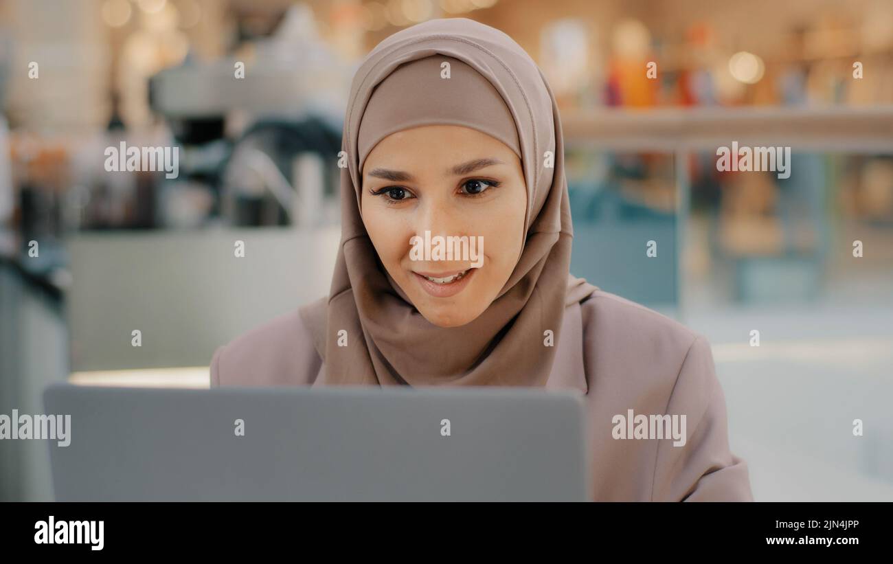 Giovane donna araba dolorosa in hijab leggere messaggio sul portatile ottiene cattive notizie negato prestito bancario lavoro licenziamento fallimento fallimento esame ragazza sconvolto da Foto Stock