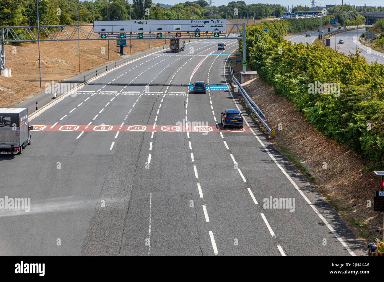 Tranquille corsie d'ingresso per Eurotunnel, Cheriton, Folkestone Foto Stock