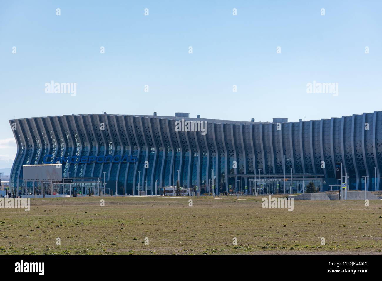 Aeroporto internazionale di Simferopol nella primavera del 03 marzo 2019. Vista panoramica della facciata principale dell'edificio. Foto Stock