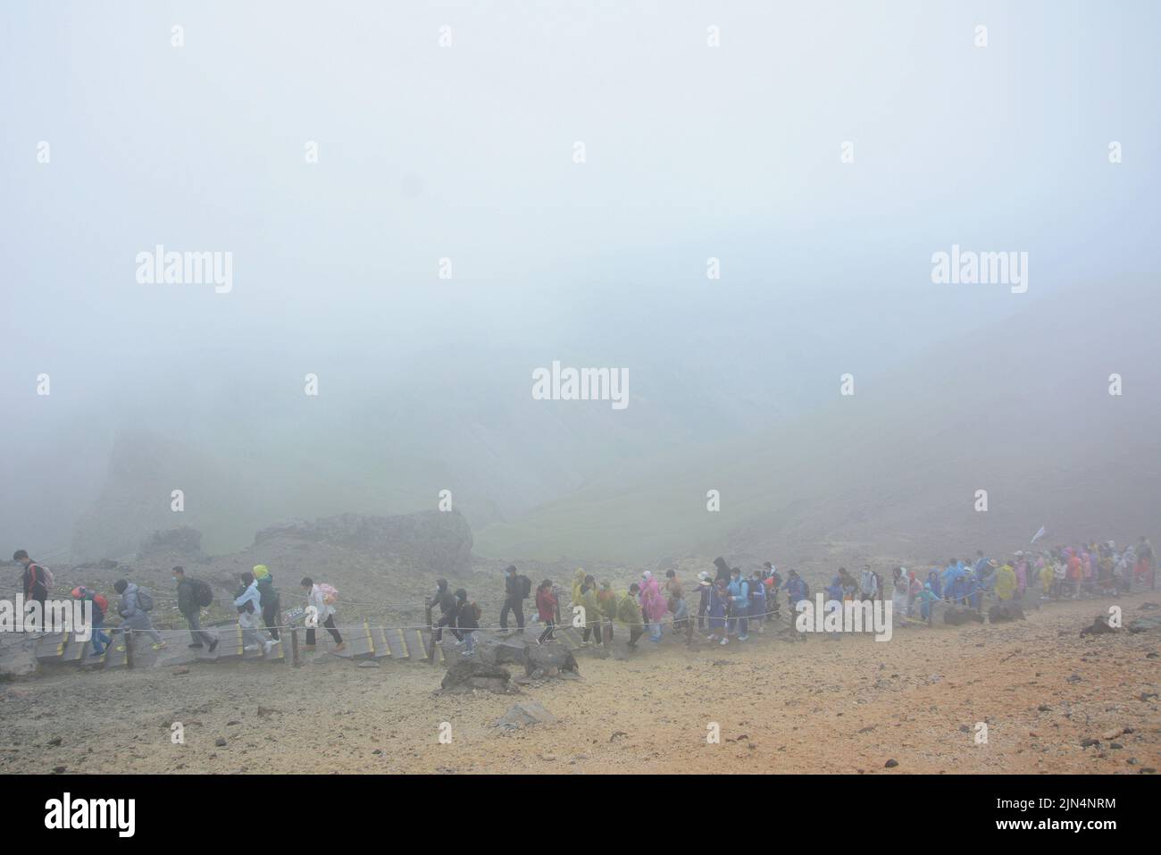 YANBIAN, CINA - 7 AGOSTO 2022 - i turisti visualizzano il Lago Tianchi alla vetta protetta dalla nebbia sulla pendenza settentrionale del monte Changbai nel nord-est della Cina Foto Stock