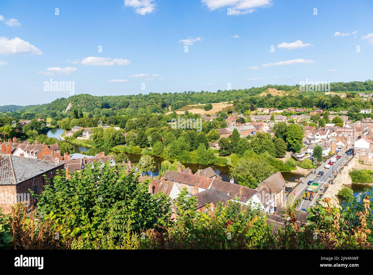 Una vista da High Town a Bridgnorth in Shropshire, Regno Unito guardando a Low Town e il fiume Severn qui sotto Foto Stock