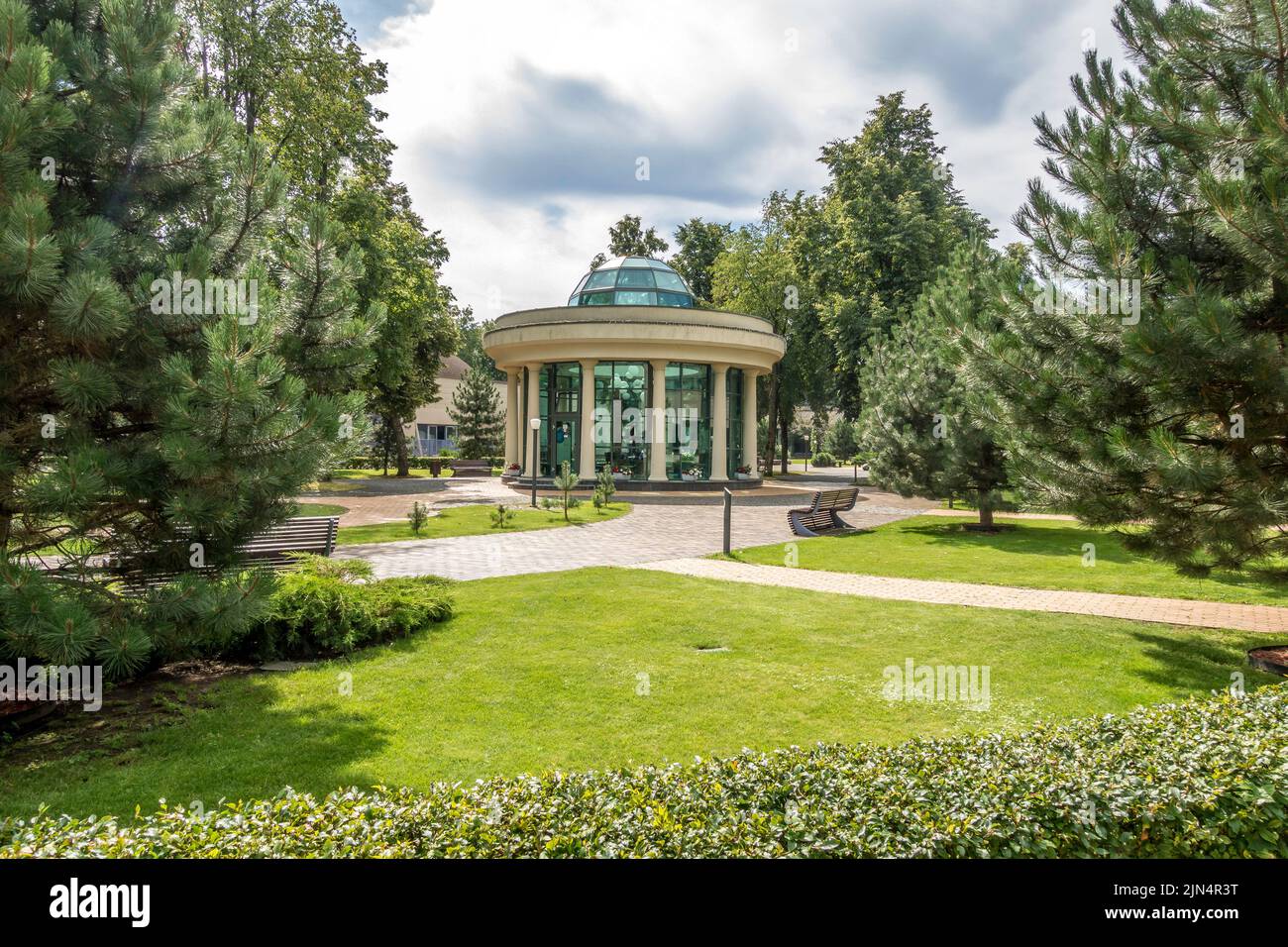 Druskininkai, Lituania, 3 agosto 2022: Vista al moderno hotel Grand Spa Lietuva con acqua minerale Pump Room e zone relax Foto Stock