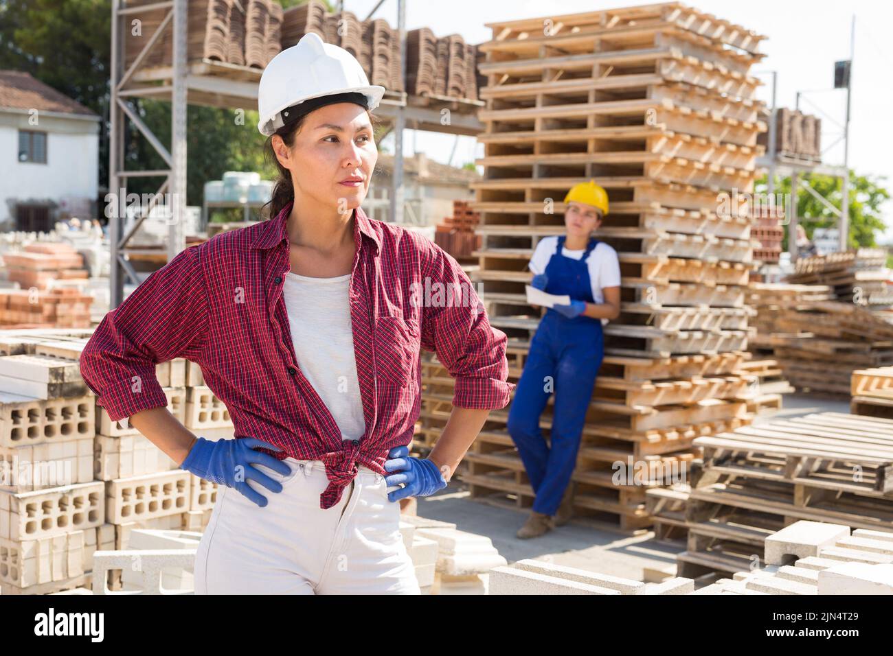 Ritratto di una donna asiatica manager che lavora in un magazzino Foto Stock