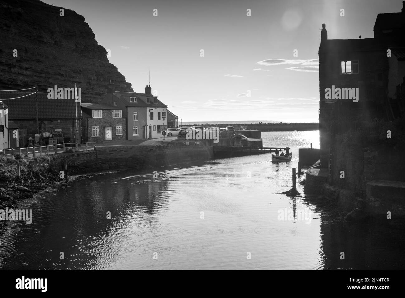 La barca da pesca che parte da Staithes beck Foto Stock