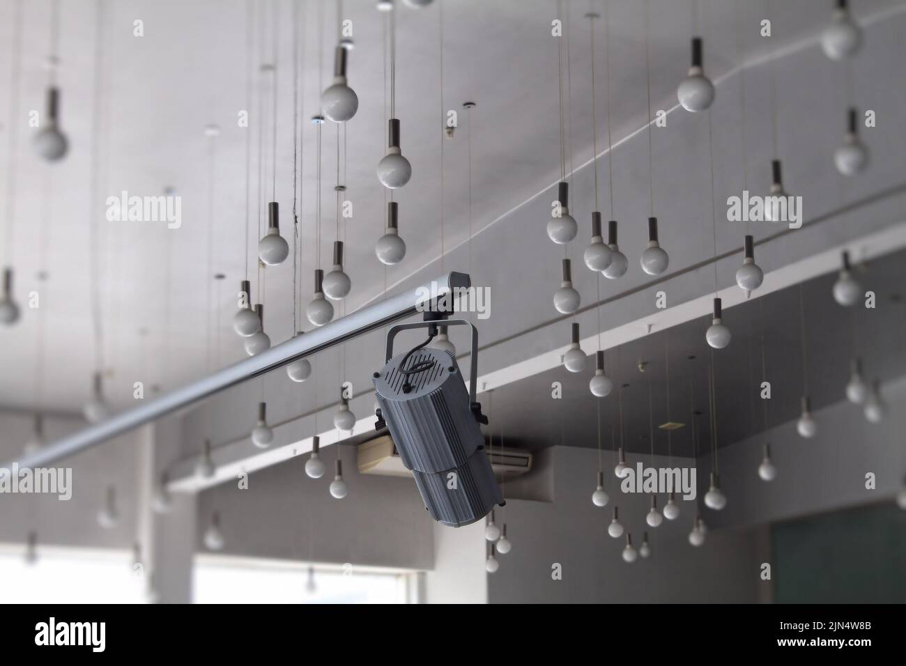 Riflettori puntati sul sistema di guide da soffitto e sulle lampade da soffitto rotonde Foto Stock