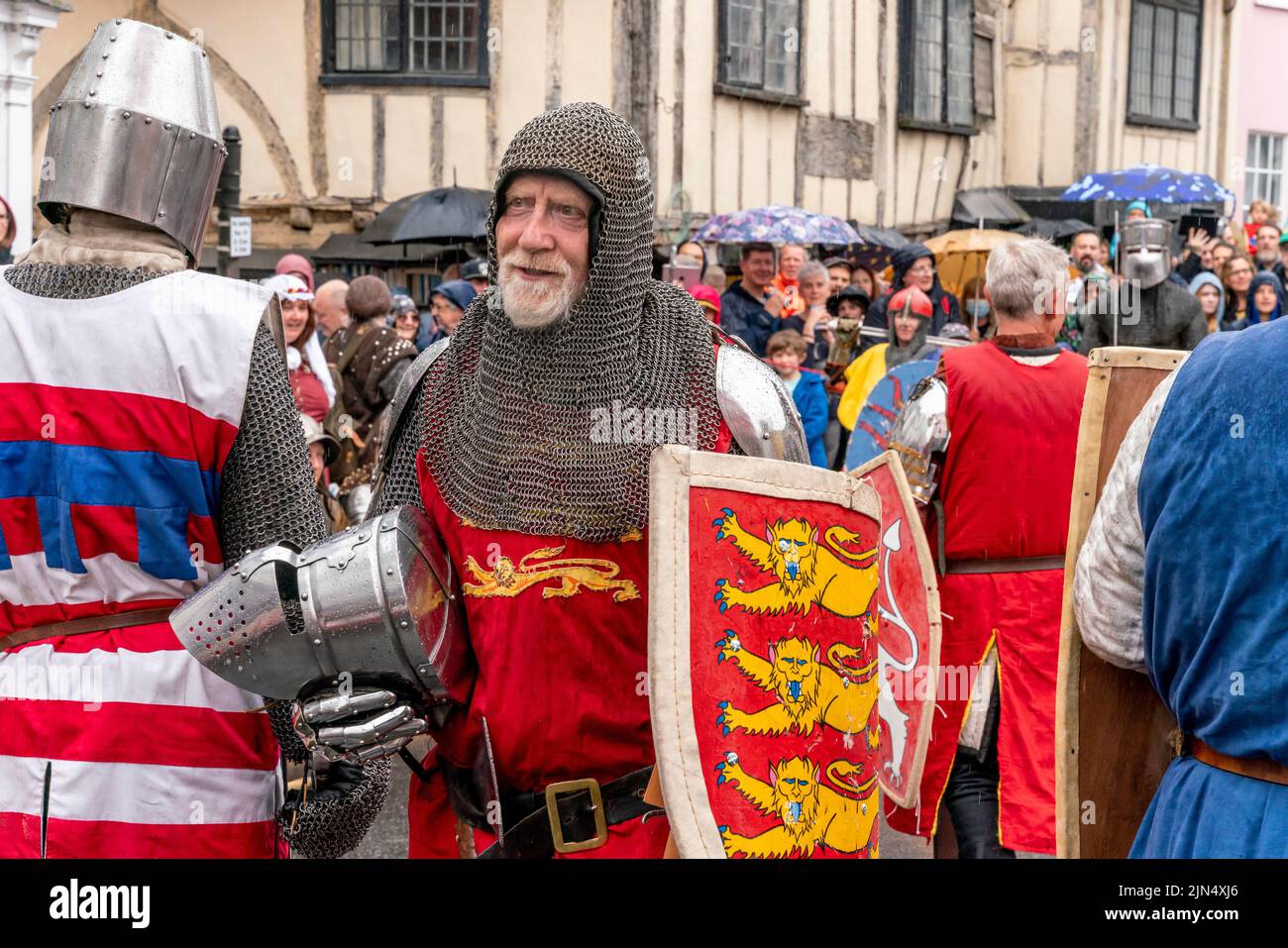 Gli uomini in costume medievale si preparano a partecipare alla Battaglia di Lewes Re-enactment Event, Lewes, East Sussex, Regno Unito Foto Stock
