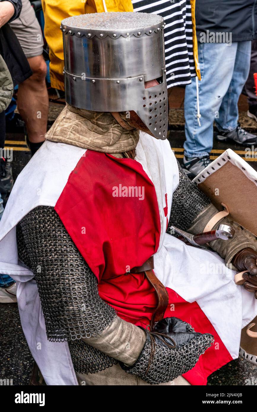 Gli uomini in costume medievale si preparano a partecipare alla Battaglia di Lewes Re-enactment Event, Lewes, East Sussex, Regno Unito Foto Stock