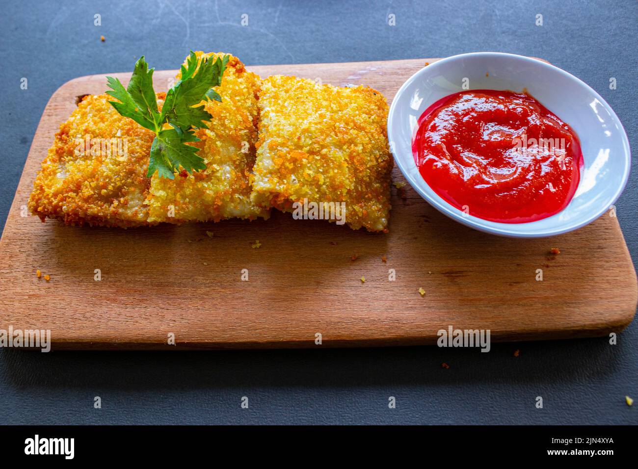 Fritto Risoles o Risol Mayo sono spuntini indonesiani. Come Coxinha de Galinha, servito con salsa al peperoncino, sedano su tavola di legno Foto Stock