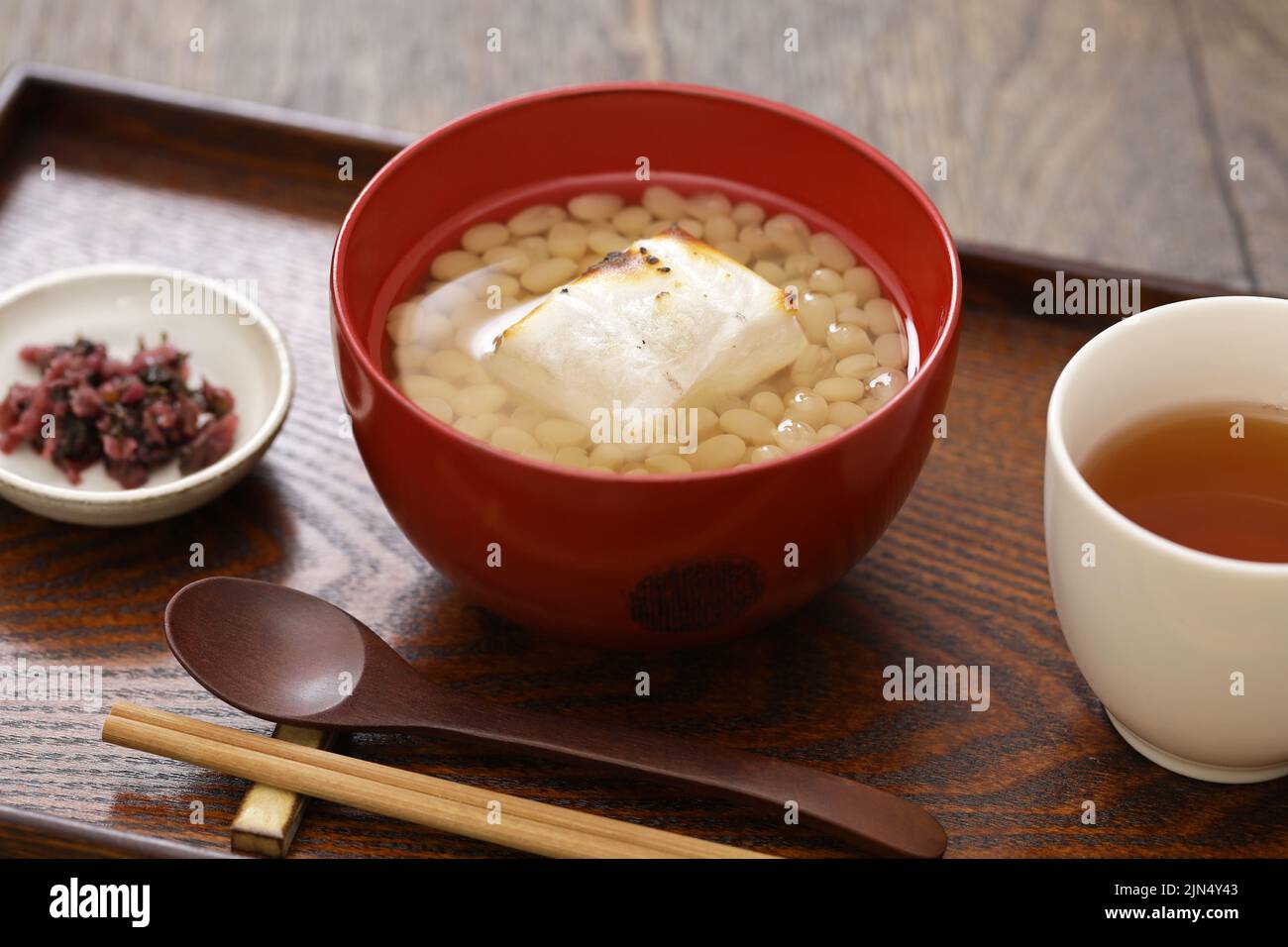 White adzuki Zenzai (zuppa di fagioli dolci con torta di riso al forno), un dessert giapponese Foto Stock