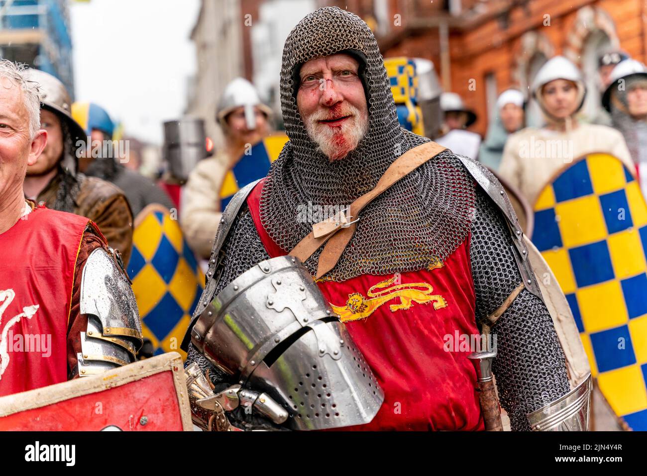 Un uomo anziano sostiene un infortunio durante la Battaglia di Lewes Re-enactment Event, Lewes, East Sussex, Regno Unito Foto Stock