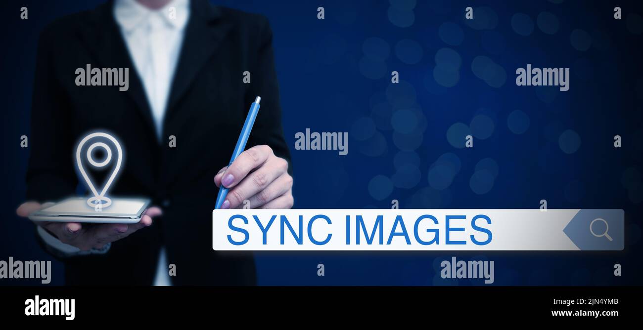 Didascalia di testo Presentazione delle immagini sincronizzate. Foto concettuale che rende le foto identiche in tutti i dispositivi accessibili ovunque Lady in vestito con penna di sostegno simbolizzazione Foto Stock
