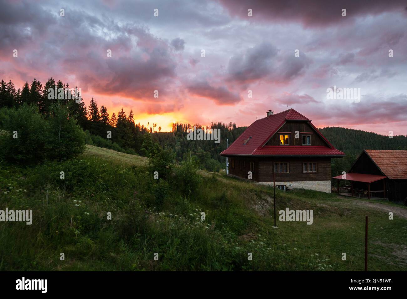 Vista della cabina nei boschi al tramonto a Valasska Bystrice, Czechia Foto Stock