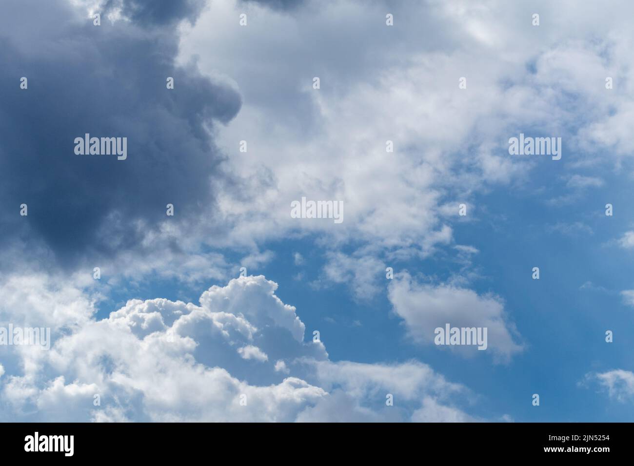 Alte nuvole bianche epiche su cielo blu. Cielo sfondo nuvoloso Foto Stock