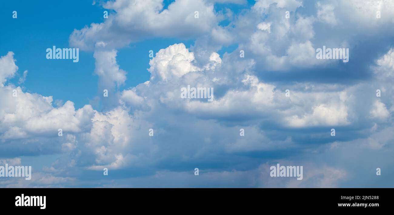 Panorama di alte nuvole bianche su cielo blu brillante, sfondo nuvoloso. Paesaggio naturale Foto Stock