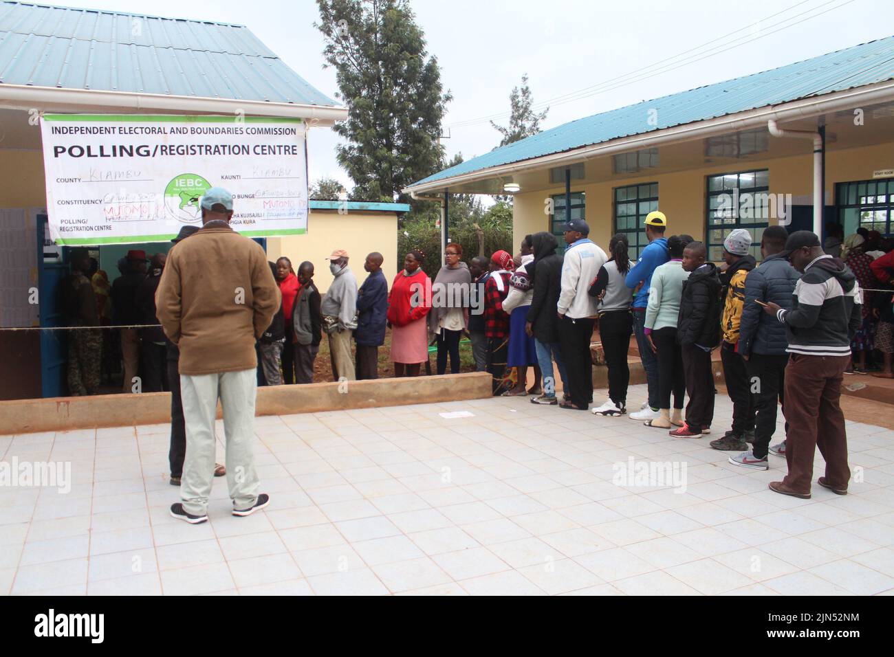 Nairobi, Kenya. 9th ago 2022. Gli elettori si accinganno a votare in un seggio elettorale nella Contea di Kiambu, Kenya, il 9 agosto 2022. Il Kenya ha tenuto le elezioni generali martedì. Credit: Joy Nabukewa/Xinhua/Alamy Live News Foto Stock