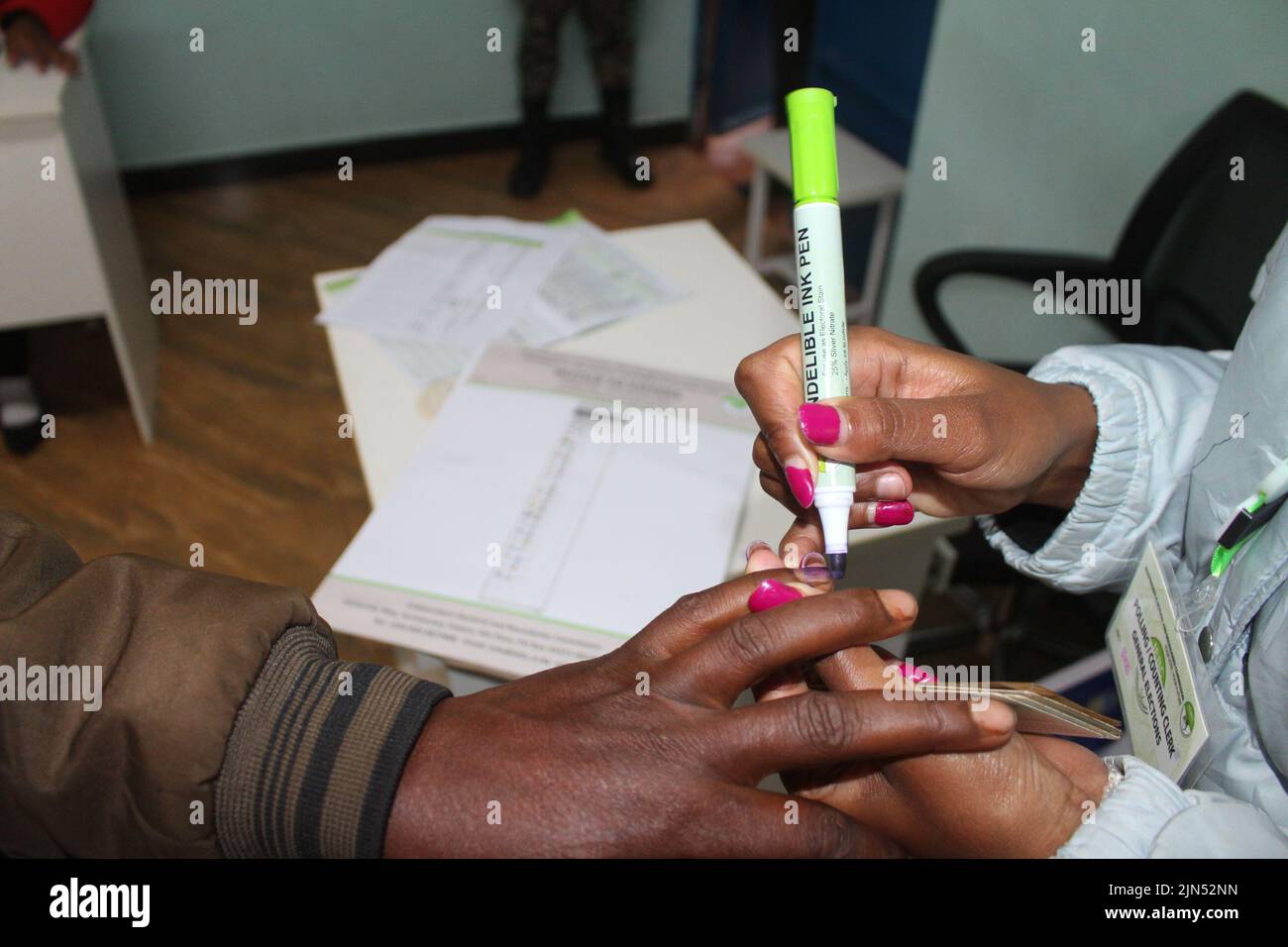 Nairobi, Kenya. 9th ago 2022. Un membro dello staff segna il dito di un elettore dopo aver votato in un seggio elettorale nella Contea di Kiambu, Kenya, il 9 agosto 2022. Il Kenya ha tenuto le elezioni generali martedì. Credit: Joy Nabukewa/Xinhua/Alamy Live News Foto Stock