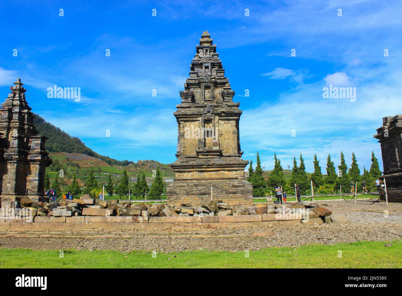 Wonosobo, Indonesia - Giugno 2020 : i turisti locali visitano il complesso del tempio di Arjuna all'altopiano di Dieng dopo il periodo di risposta alle emergenze del 19 Foto Stock